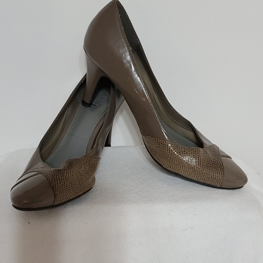 East 5th pumps size 7.5‎